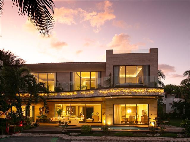 Huge luxury villa on the beach for rent in Playacar Fase 1