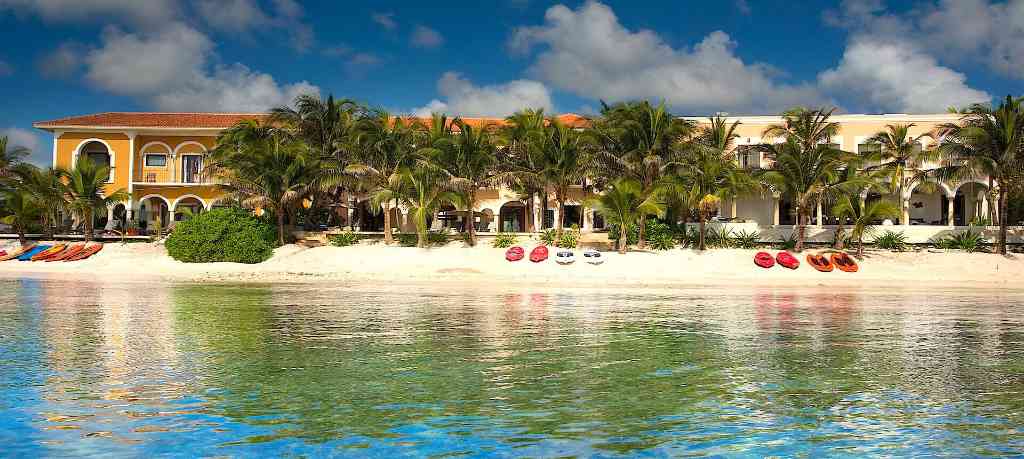 Complex of 3 luxury villas for rent in Puerto Aventuras