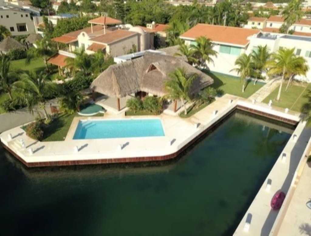 Villa exclusiva con muelle en venta en Puerto Aventuras